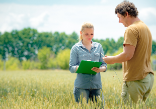Un agriculteur qui suit une éducation écologique